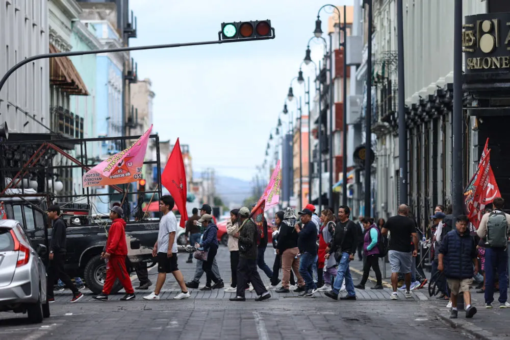 Manifestación de la 28 de Octubre provoca bloqueos en el Centro Histórico de Puebla; piden diálogo con Armenta