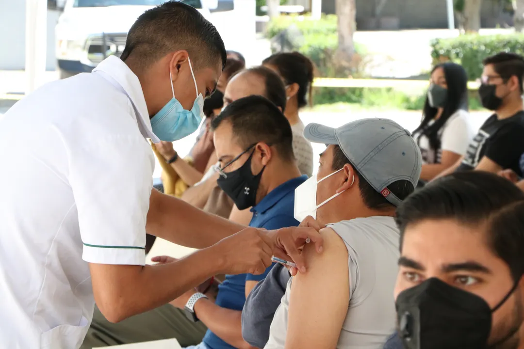 Suman más de 92 mil trabajadores de la educación vacunados en Puebla