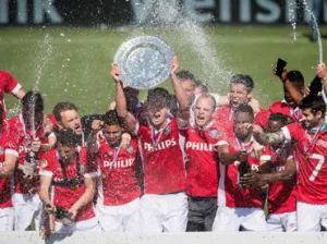Guardado y Moreno se coronan con el PSV