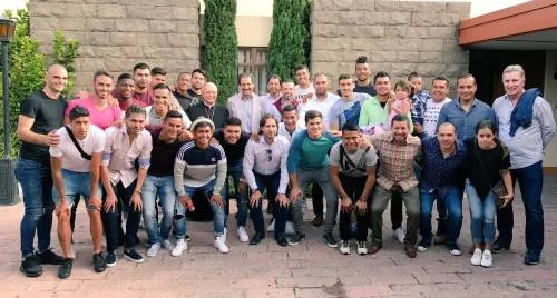 Arzobispo Víctor Sánchez recibió en la Arquidiócesis al equipo de Lobos BUAP