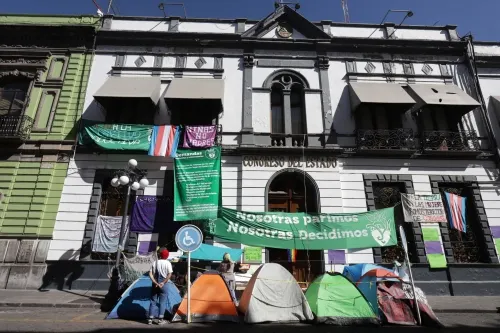 Colectivos a favor del aborto respaldan la toma del Congreso