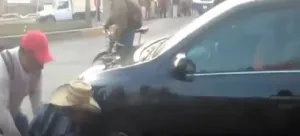 Conductor de Toyota embiste a manifestante en Cholula
