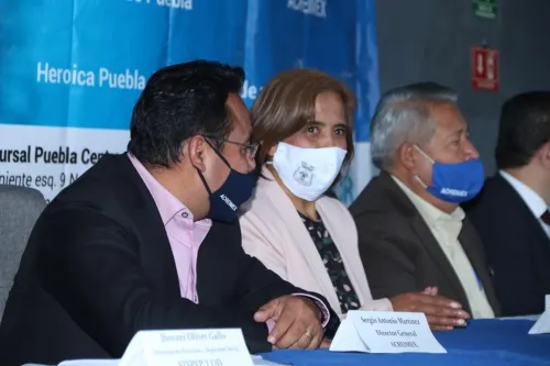 Virginia Meza Cruz firma convenio con la Cooperativa ACREIMEX