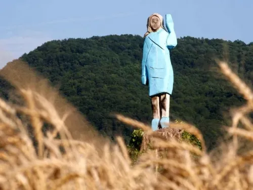 Queman estatua de madera de Melania Trump en Eslovenia