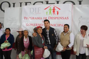 Néstor Camarillo entrega despensas para familias de Quecholac
