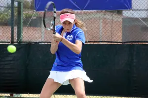 Avanza tenista Tec a final de singles femenil del CNTU