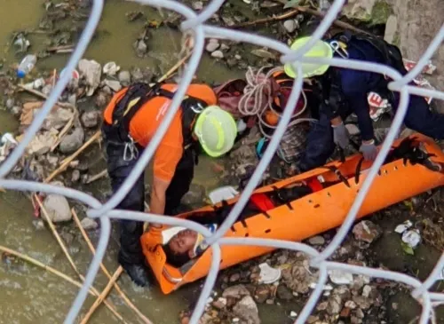Hombre resbala y cae a barranca, en la colonia Vista Hermosa Álamos