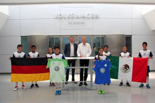 Volkswagen de México y el VfL Wolfsburg firman convenio de colaboración