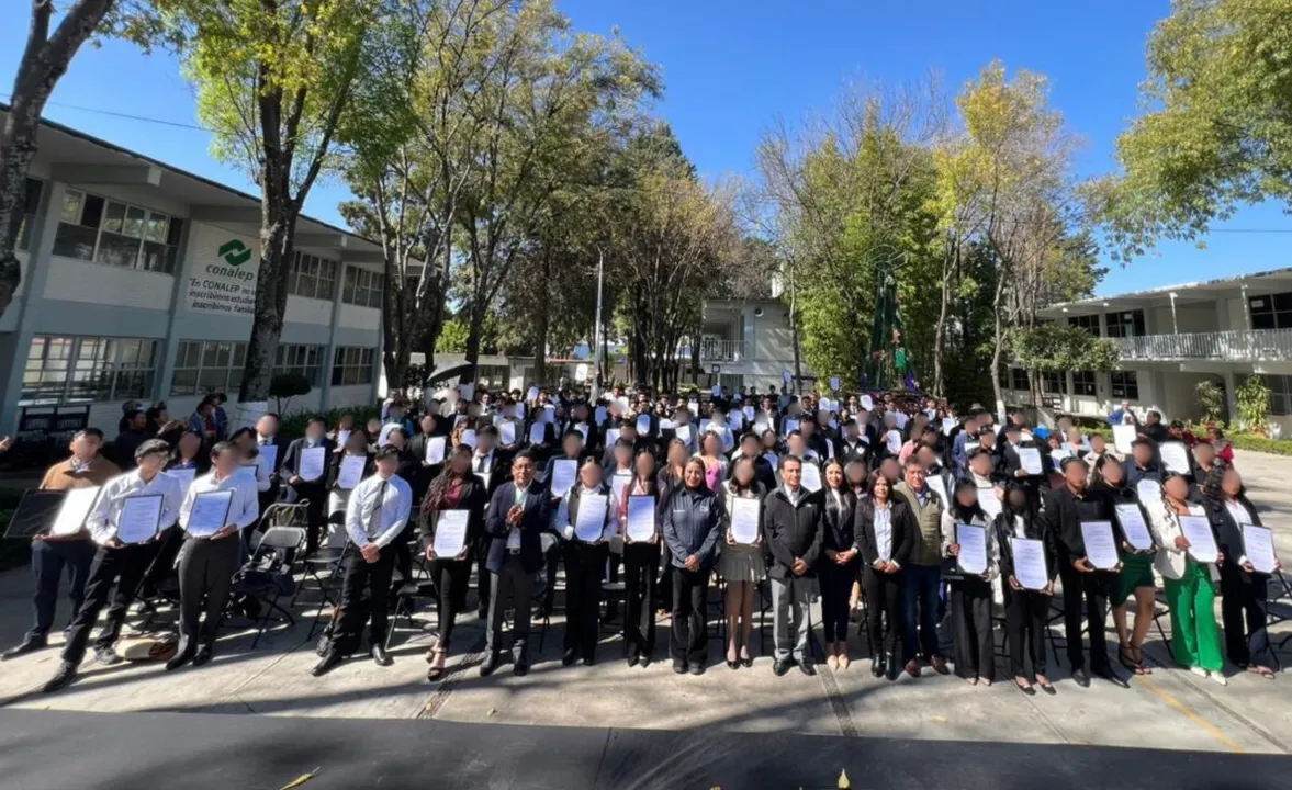 Conalep entrega 200 títulos a egresados del Plantel Puebla I