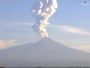 Volcán de Colima lanza fumarola de más de mil metros; cae ceniza en Jalisco