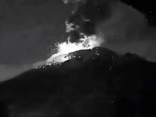 Madruga el volcán Popocatépetl y lanza material incandescente