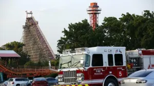 Mujer cae de Montaña Rusa en Texas; su hijo la ve salir de la estructura