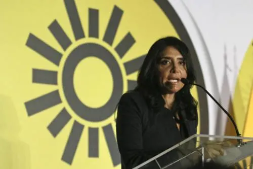 Barrales permanecerá como senadora y presidenta nacional del PRD