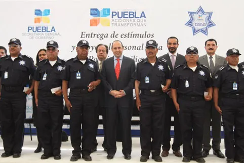 Entrega PA uniformes a elementos