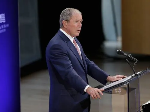 Bush critica al “trumpismo”, sin mencionar al presidente