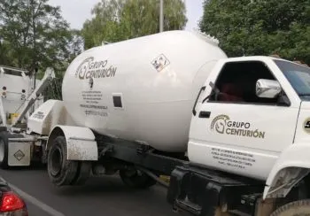 Policías municipales se enfrentan a balazos con ladrones y recuperan pipa de gas en San Miguel Espejo