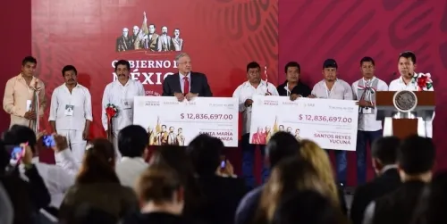 Entrega AMLO a dos municipios de Oaxaca 28.4 mdp recaudados en subasta