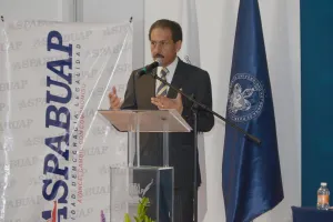 Rector BUAP entrega uniformes y equipo de trabajo a personal académico