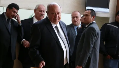 Hacienda denuncia a Romero Deschamps por lavado de dinero