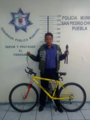VIDEO: Mujer policía  corretea y detiene a ladrón de bicicletas