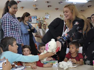 Lindsay Lohan visita refugiados sirios en Turquía