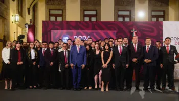 AMLO recibe a la primera generación de egresados en Ingeniería ferroviaria del IPN