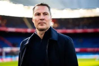 Feyenoord despide a su entrenador Brian Priske a dos días de enfrentar al Milan de Santi Giménez