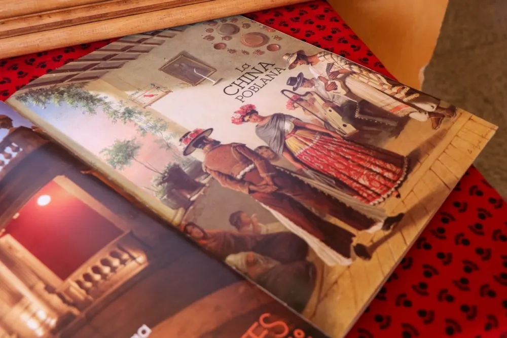 Secretaría de Arte y Cultura, expone trajes de Chinas de Puebla en distintas épocas