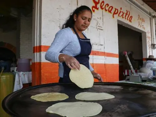 Tortilla hecha a mano resurge con fuerza en gusto del mexicano