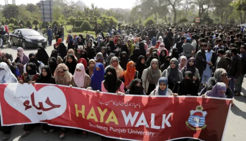 Estudiantes marchan contra San Valentín en Pakistán