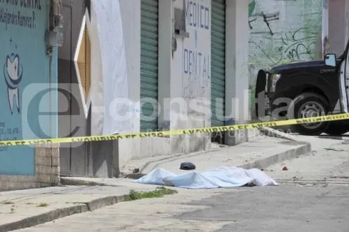 Hombre muere electrocutado y cae desde el segundo piso de una construcción