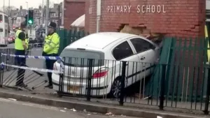 Sujetos estrellan auto en muro de escuela en Reino Unido