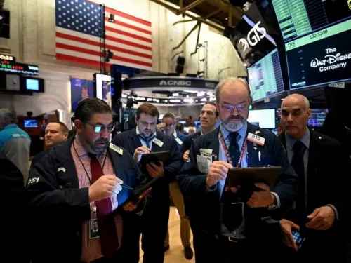 Wall Street abre en picada y suspende operaciones
