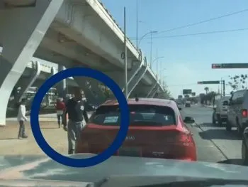 Supuesto policía amenaza con machete a conductor