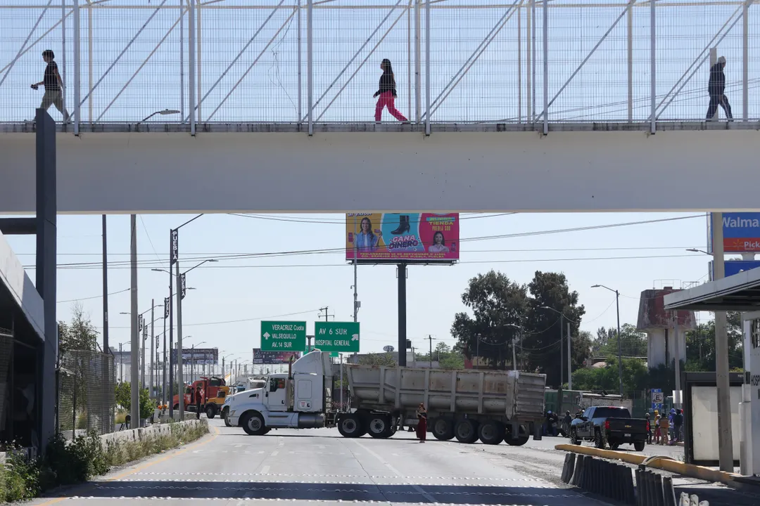Bloqueo de transportistas colapsa el Periférico Ecológico de Puebla; exigen participación en proyecto interoceánico