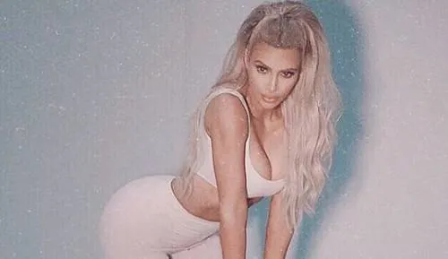 Kim Kardashian reduce su cintura y así lo presume en Instagram