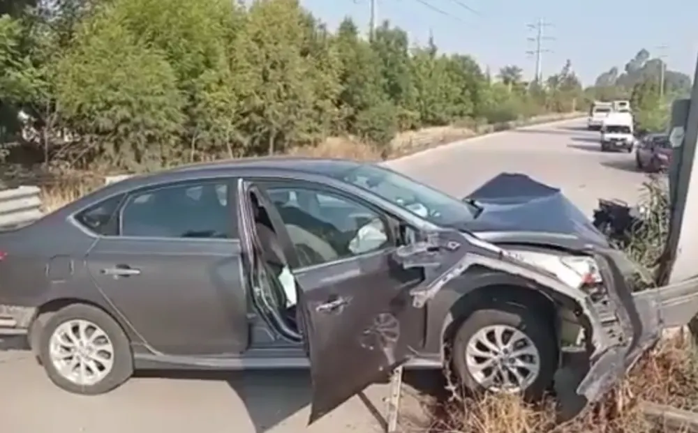 Choca automovilista contra señalética y abandona su auto en el ...