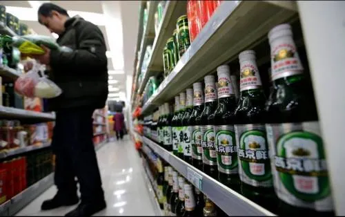 Suman 158 muertos en India por alcohol adulterado