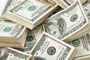 Casas de cambio del aeropuerto venden dólar en 18.88 pesos