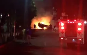 Vuelca y arde automóvil en la Esteban de Antuñano