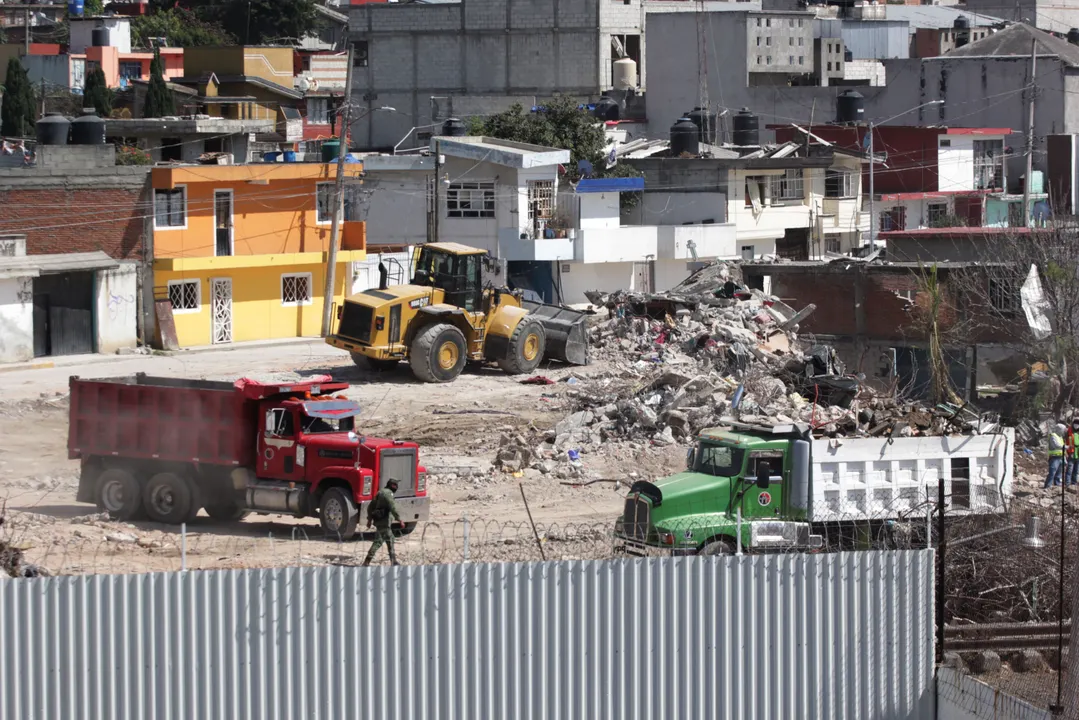 A marcha forzadas derriban casas dañadas por explosión en Xochimehuacan