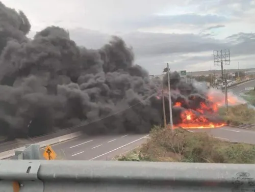 Pipa explota tras volcar en la carretera Veracruz-Cardel