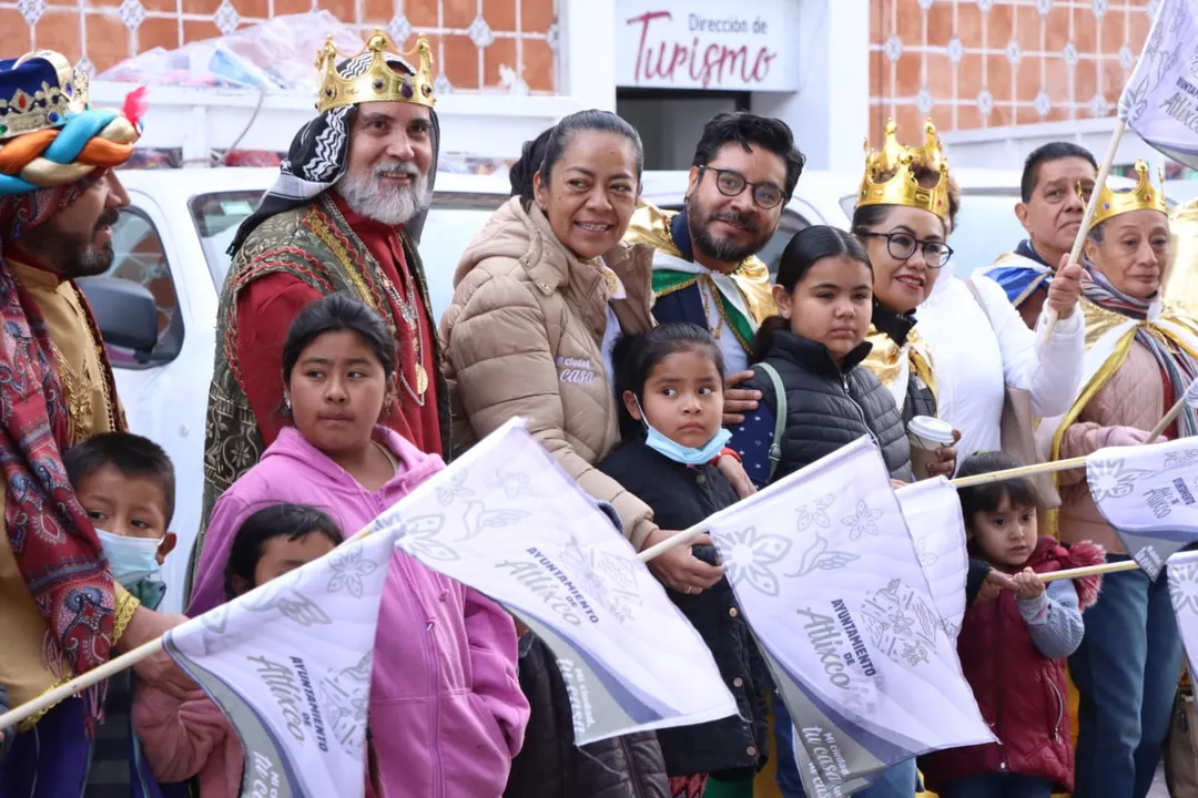 Entrega de juguetes a niños de Atlixco