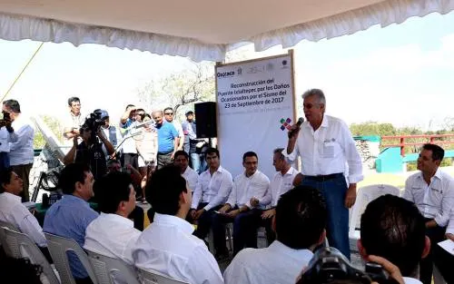 Inaugura SCT aeropuerto de Ixtepec y puentes vehiculares en Oaxaca, destruidos por sismos