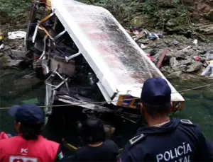 Van 20 muertos y 25 heridos al caer autobús de puente en Veracruz