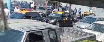 Taxistas crean caos vial por falta de servicio de internet afuera de Telmex