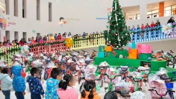 Reyes Magos llenan de alegría las casas de asistencia del SEDIF