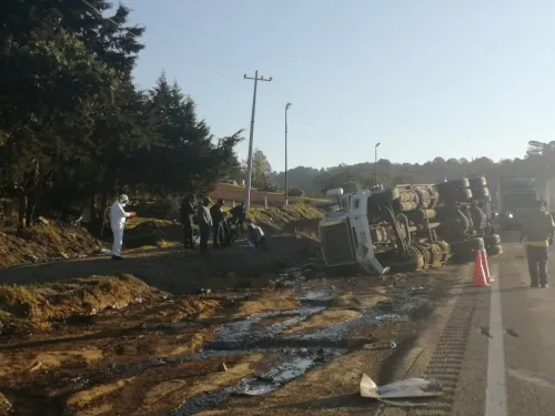 Volcadura de pipa provoca derrame de hipoclorito de sodio en autopista Puebla-Córdoba