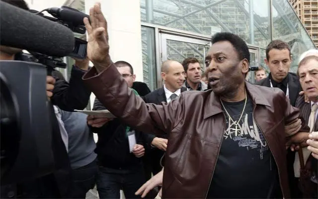 Hospitalizan de urgencia a Pelé en Sao Paulo