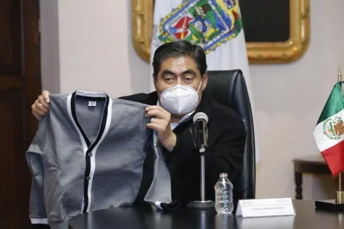 Presenta gobernador uniforme escolar, sólo tiene el escudo del Estado de Puebla